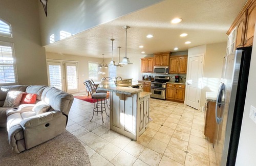 Sandy House | Sandy Pool House, Bar, Hot Tub and Gym, Sleeps 11!