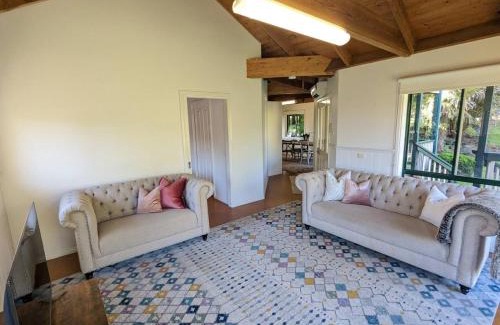 Healesville House | Sandys Pottery Cottage- pet friendly, wineries,