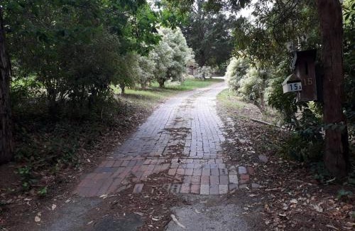 Healesville House | Sandys Pottery Cottage- pet friendly, wineries,