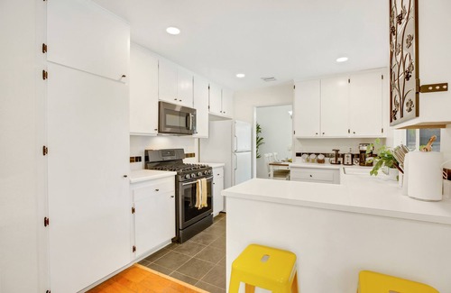 Valencia House | Santa Clarita Family Home - New Furniture - POOL/SPA/PLAYGROUND