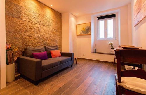Sao Jose Apartment | SANTA MARTA VINTAGE DESIGN I by HOMING