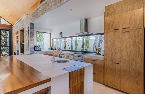 Kingscliff House | Santi House - large beachfront home with ocean views