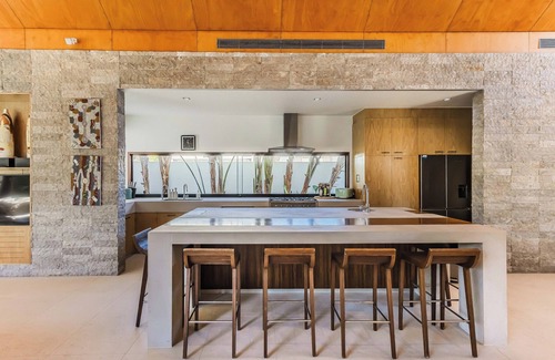 Kingscliff House | Santi House - large beachfront home with ocean views