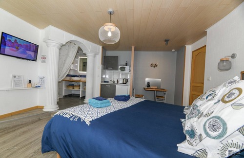 Montreuil House | Santorini bed and breakfast with terrace and swimming pool