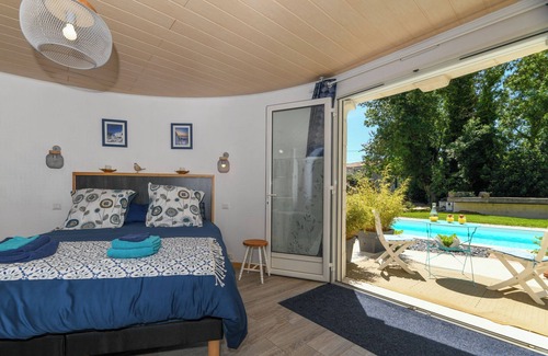 Montreuil House | Santorini bed and breakfast with terrace and swimming pool