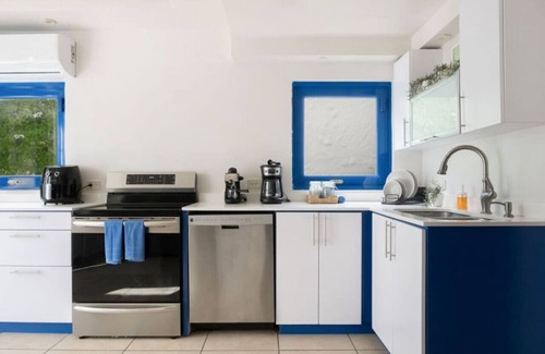 Ocean Park House | Santorini Villa OceanParkPool BeachHouse