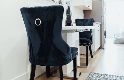 Kamloops House | Sapphire Lux Queen Suite