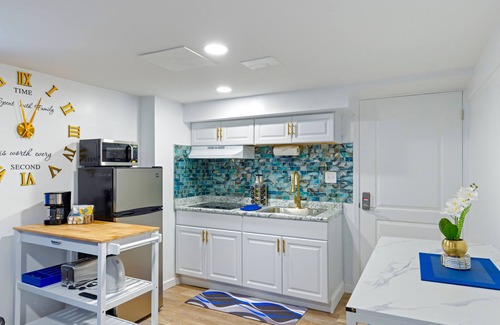 Old Brooklyn House | Sapphire | Private Basement King Room 8 Min Airp