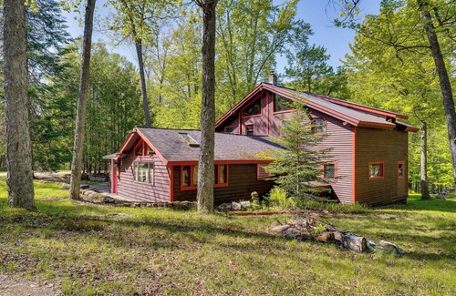 Saranac Lake Cottage | Saranac Lake Cabin w/Deck: Pets Welcome!