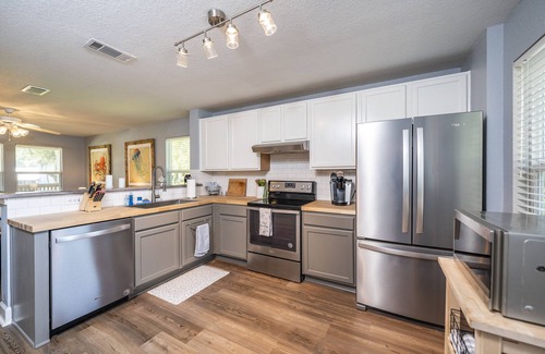 Cedar Lane House | Sargent Pearl - Updated Cottage on Caney Creek