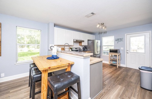 Cedar Lane House | Sargent Pearl - Updated Cottage on Caney Creek