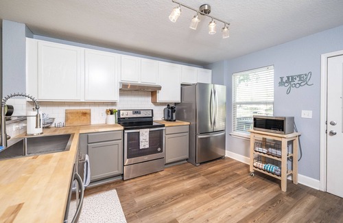Cedar Lane House | Sargent Pearl - Updated Cottage on Caney Creek