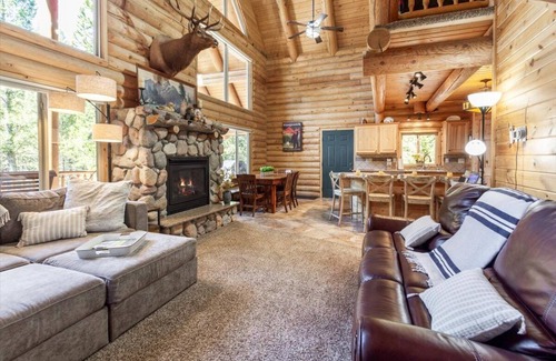Island Park House | Sasquatch Summit,5B/-4Ba,Sleeps 12,BBQ,Firepit,WIFI,30m 2 YNP-Secluded