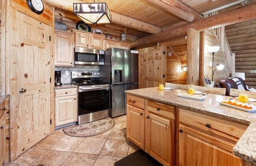 Island Park House | Sasquatch Summit,5B/-4Ba,Sleeps 12,BBQ,Firepit,WIFI,30m 2 YNP-Secluded