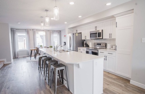 West Edmonton House | Sauna|9minstoWEM|Foosball|VintageArcade|4 bedrooms