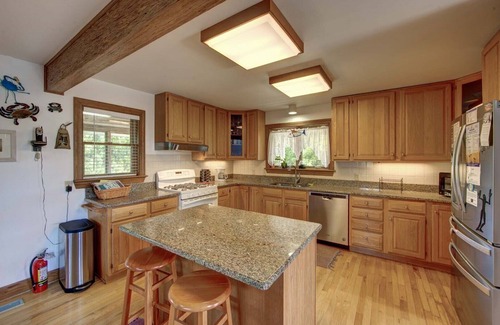Ocracoke Cottage | Saunder's Cottage offers an open floor plan and has lots of outdoor space.