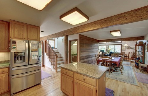 Ocracoke Cottage | Saunder's Cottage offers an open floor plan and has lots of outdoor space.