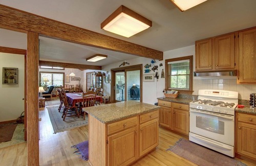 Ocracoke Cottage | Saunder's Cottage offers an open floor plan and has lots of outdoor space.