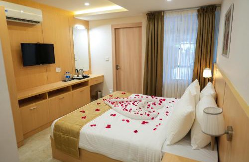 Irinjalakuda Hotel | Sauparnika Regency