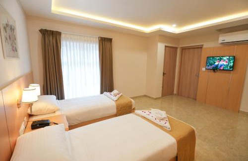 Irinjalakuda Hotel | Sauparnika Regency
