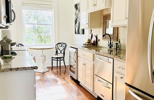 Historic Downtown Savannah Condo | Savannah Peach Penthouse with PRIVATE Stunning Rooftop Views & FREE Golf Cart