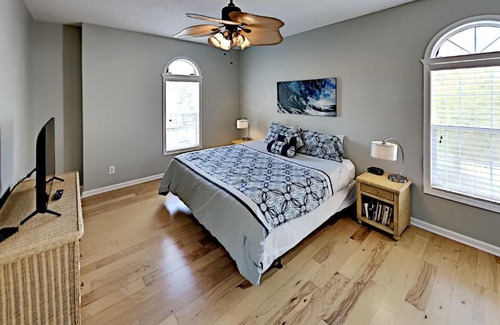 Vaught House | Savannah Shore 5 Walking distance to the beach!!