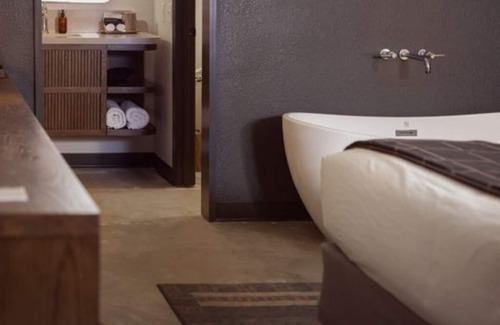 Branson Hotel | Savor Wine by the Creek in a Charming Stay Near Lake and Scenic Views