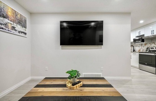 Southeast Calgary House | Say Cheese Private Entrance 2BD Suite KingBD