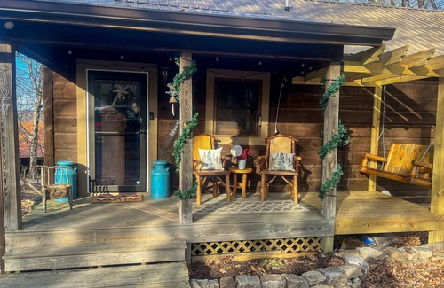 Boone Cabin | Say Hello to Cozy Cabina!