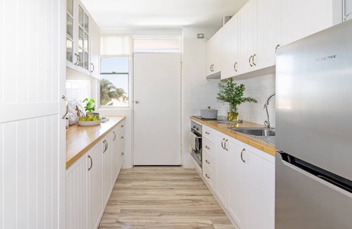Glenelg Apartment | Scandi Beach Breeze Minutes from Glenelg Beach