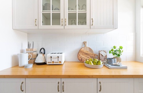Glenelg Apartment | Scandi Beach Breeze Minutes from Glenelg Beach