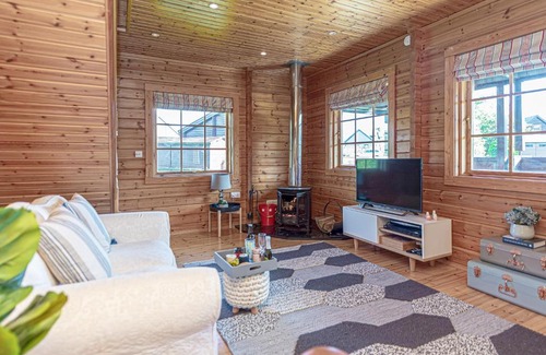 Menai Bridge House | Scandi Cabin in Heart of Anglesey with Parking