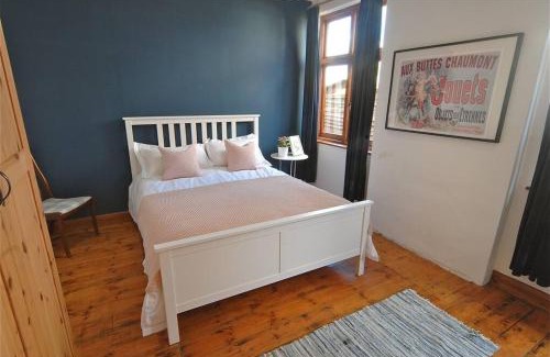 Epsom House | Scandi-Style 4B Bungalow Large Garden & Parking