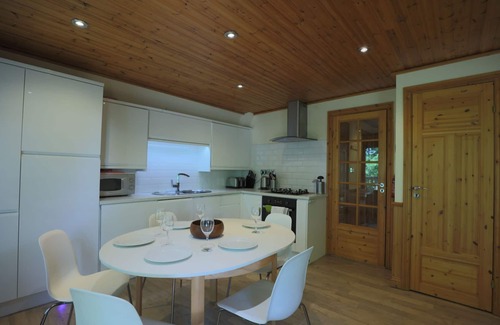 Liverton Cabin | Scandinavian style lodge with hot tub/sauna in 130 acres of woodland