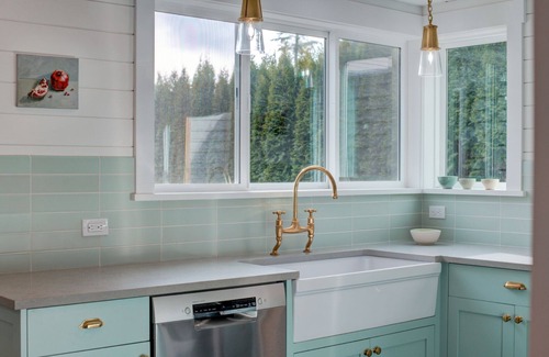 Winslow House | Scandinavian Cottage by the Sea - Close Walk to Ferry and Town