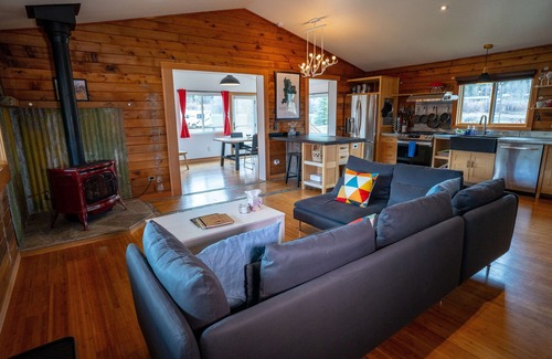 Victor House | Scenic 4 Bedroom Mountain Home with AC+Fenced Yard