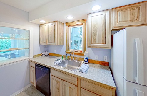 Frankfort Cottage | Scenic and updated stay near the lake with a firepit, & basketball court access