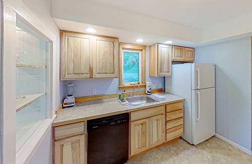 Frankfort Cottage | Scenic and updated stay near the lake with a firepit, & basketball court access
