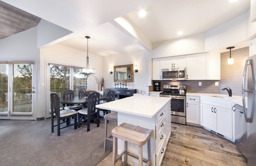 Redmond Hotel | Scenic Canyon Rim Stay with Pool | 3 Units | Redmond Retreat