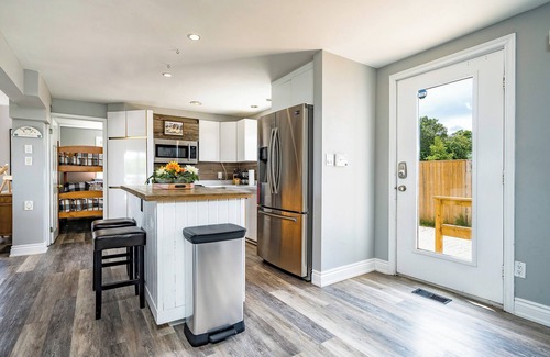 Swiss Meadows Ski Chalet | Scenic Chalet on Top of The Blue Mountains with Hot Tub, Game Room and Deck