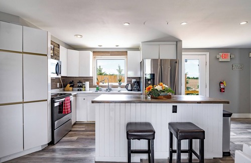 Swiss Meadows Ski Chalet | Scenic Chalet on Top of The Blue Mountains with Hot Tub, Game Room and Deck