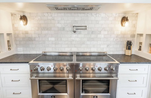 Trenton House | Scenic Getaway with Huge Spa, Pool, Fire Pit, 2 Kitchens - 15m to Chattanooga!