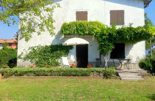 Tacconi House | Scenic Holiday Home in Pastrengo near Lazise Lake, City Centre