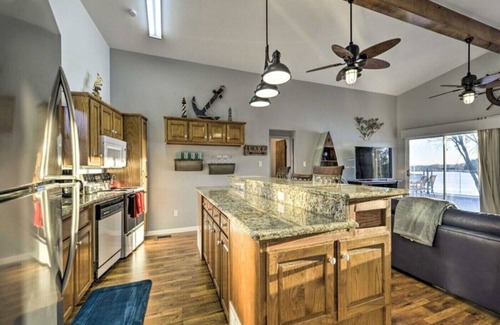 Granbury House | Scenic Lakefront Stay: Huge Deck, Pier & Views