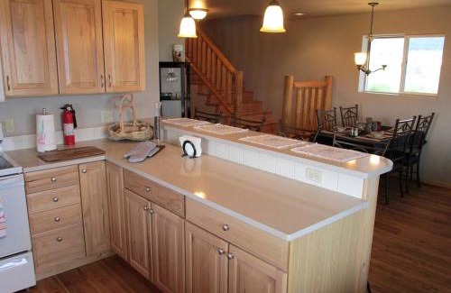 Cameron House | Scenic Vacation Cabin with 360° Mountain Views near Yellowstone National Park in Madison River Valley, Montana
