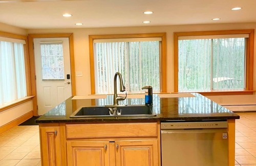 Montague House | ★Scenic Views & River Access, Cozy River Home ★