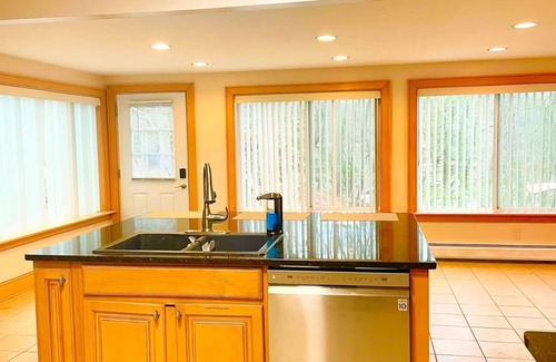 Montague House | ★Scenic Views & River Access, Cozy River Home ★