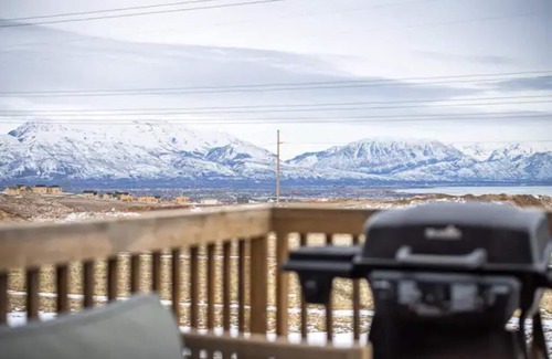 Saratoga Springs House | Scenic Views with Game Room