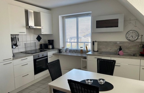 Schoenhagen Apartment | Schöne Fewo im 1. OG mit Balkon, Meerblick & Moderner, Hochwertiger Ausstattung