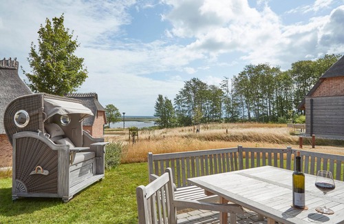 Nieby House | Schilfinsel das Atelierhaus Unter Reet für bis zu 8 Personen & Wildwiesenblick